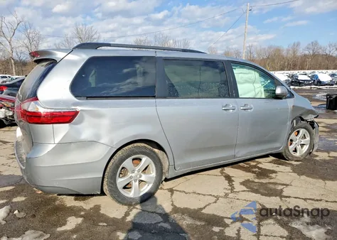 2015 Toyota Sienna Le z USA, uszkodzony, nr VIN 5TDKK3DC8FS543708